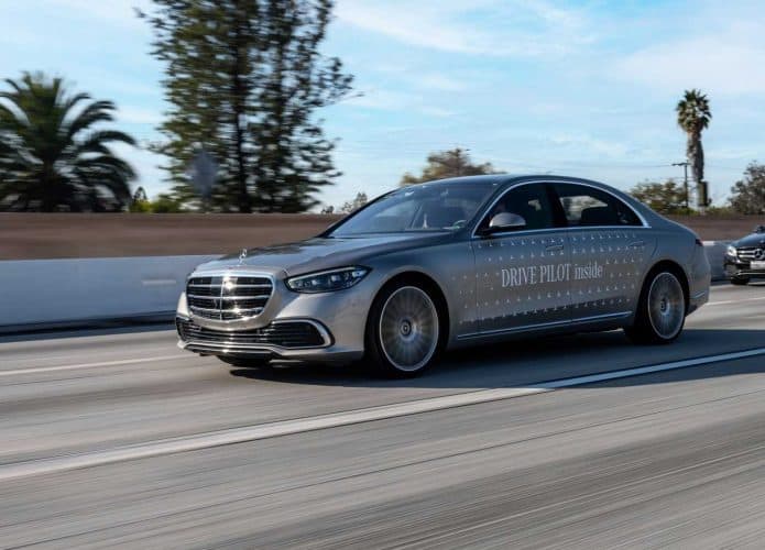 A Mercedes começou os testes públicos do Drive Pilot, seu primeiro sistema de direção autônoma nível 3