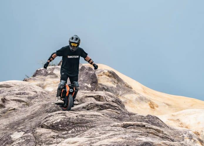 Novo monociclo elétrico off-road sobe montanhas e atinge 110 km/h