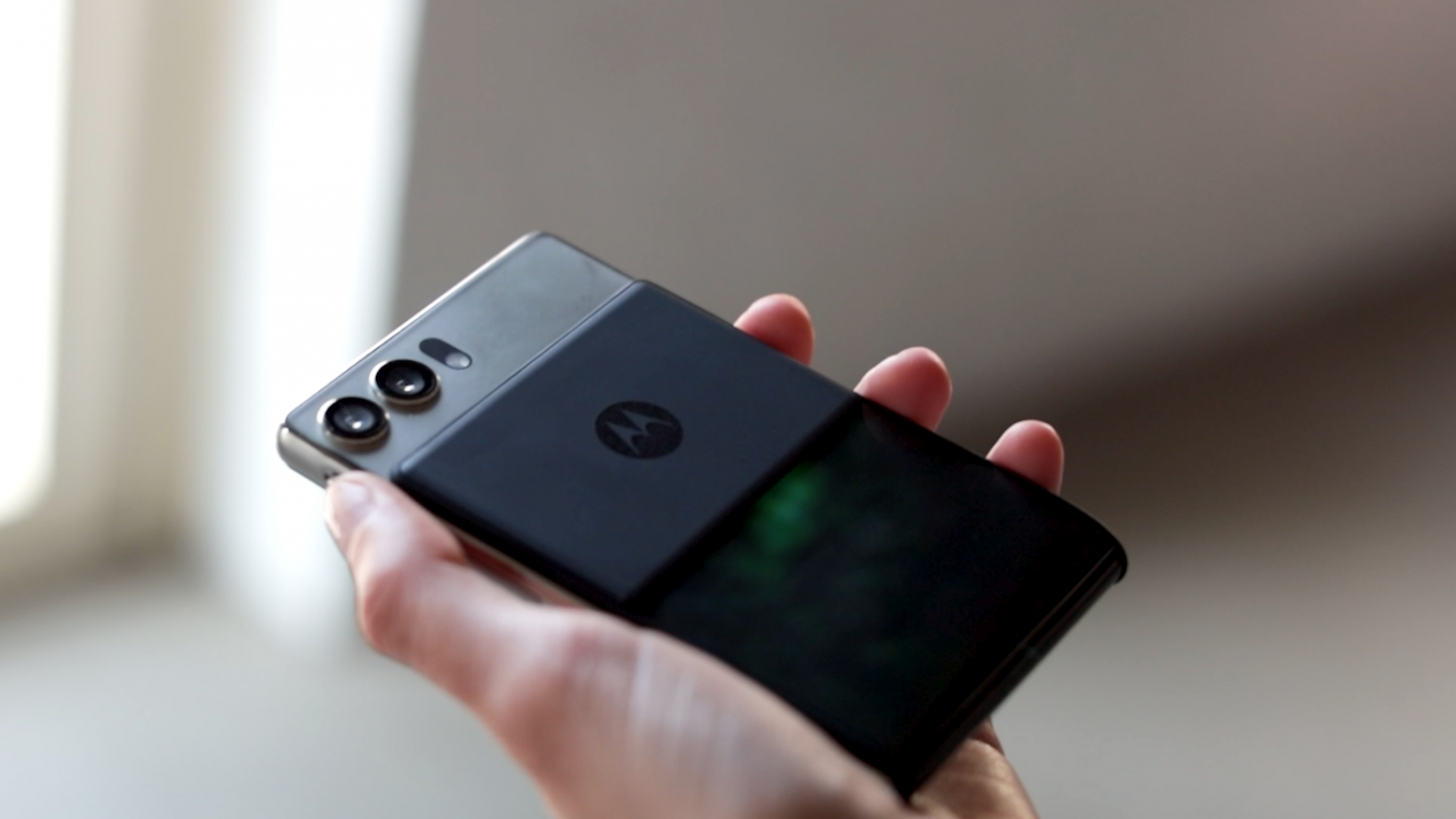 motorola-celular-enrolavel-3-1920x1080.png