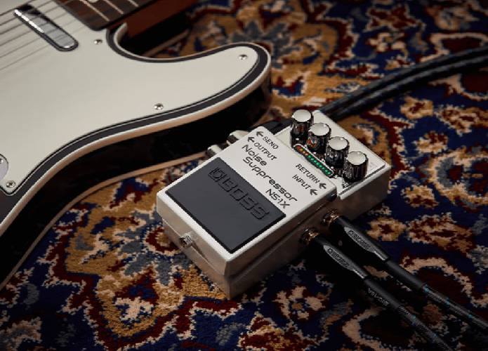Pedal ao lado de guitarra
