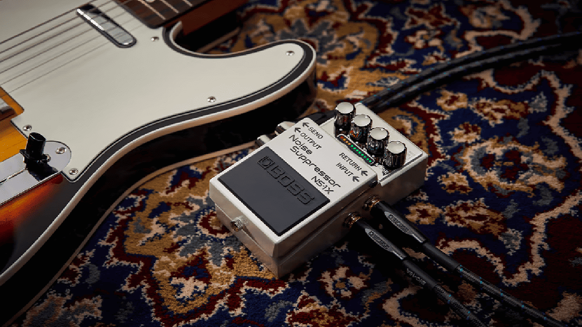 Pedal ao lado de guitarra