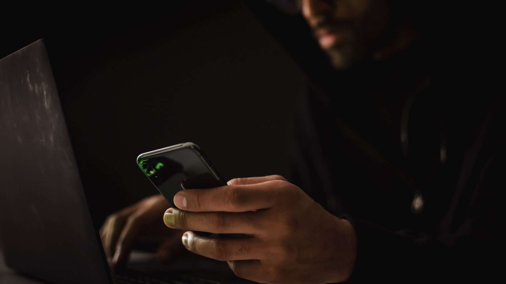 Imagem mostrando usuário de celular em momento de tensão
