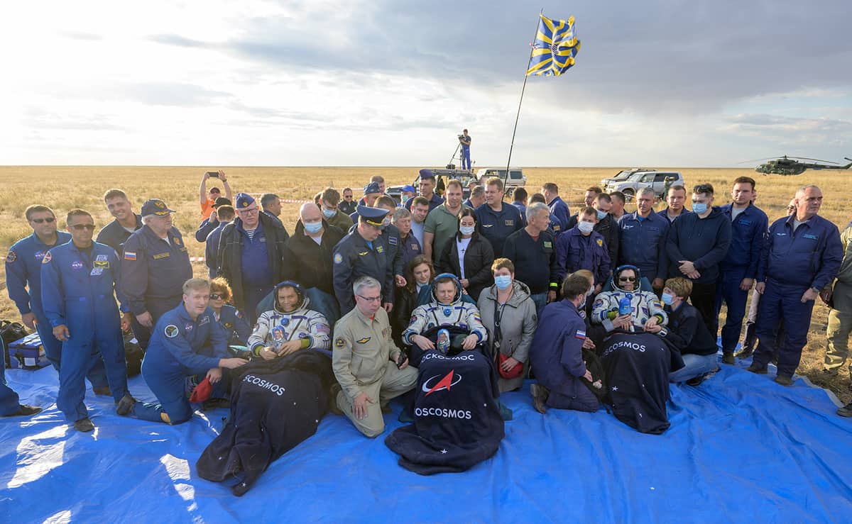 Astronautas que ficaram “presos” no espaço chegam à Terra após mais de um ano