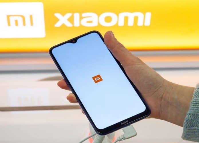 Pessoa segurando um celular da Xiaomi