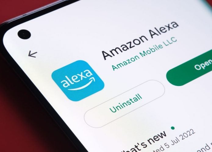 Celular com tela com imagem do app da Amazon Alexa