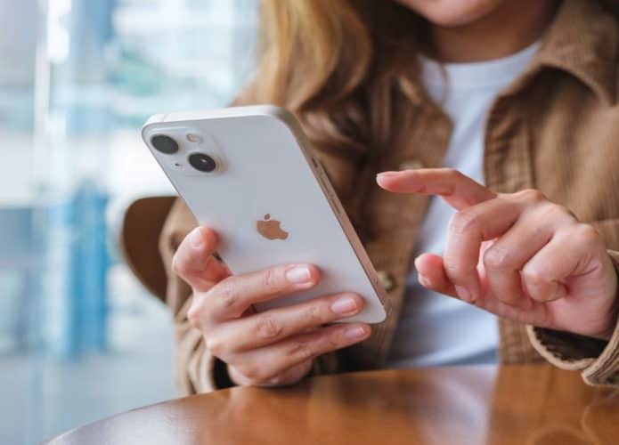 mulher digitando em um Iphone