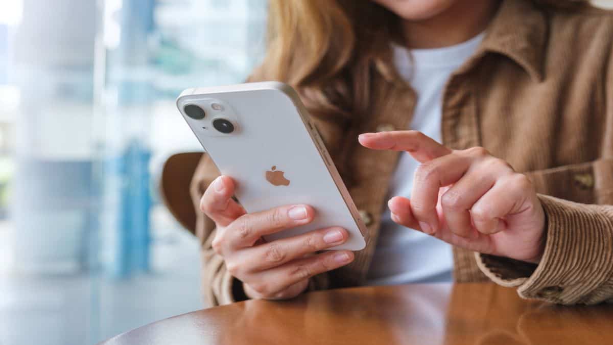 mulher digitando em um Iphone