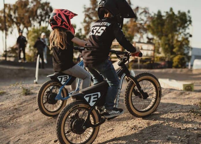 Duas crianças andando em novo modelo de e-bike da Super 73