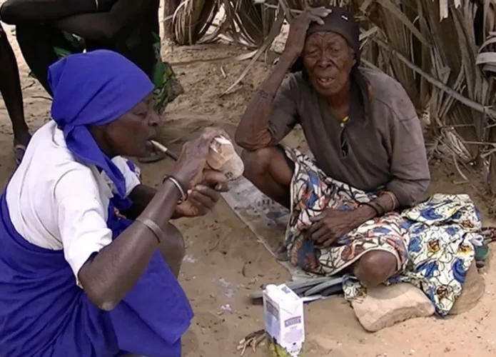 Esses são os dois últimos falantes do idioma Kwadi, um povo que esta vendo sua língua acabar, mas que continua preservando a diversidade genética