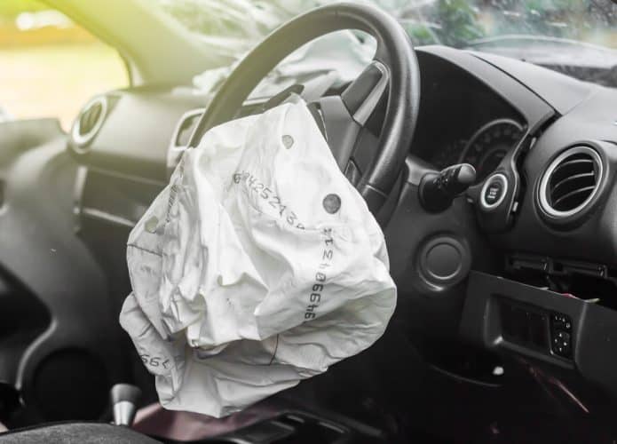 imagem mostra o airbag inflado de um carro, ou seja, o balão já foi utilizado e está seco