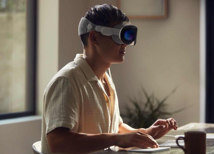 Homem usando Apple Vision Pro