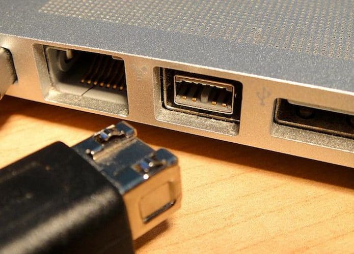 Cabo e entrada FireWire. Via Fadi/Wikimedia Commons