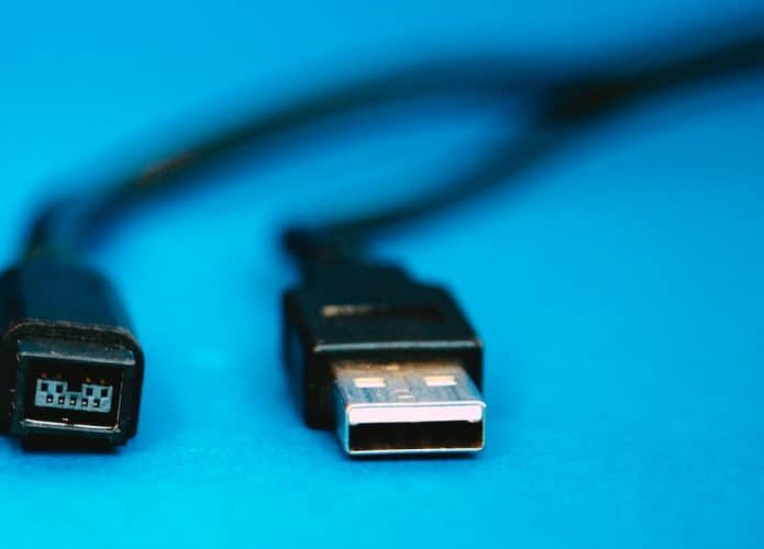 Cabos FireWire e USB. Via Markus Spiske/Unsplash