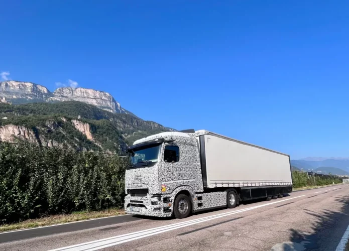 Daimler-electric-truck-695x500.webp