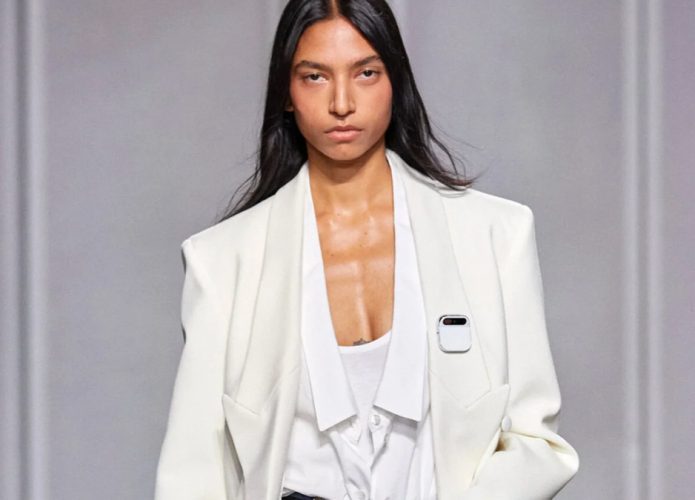 Modelo desfilando com AI Pin fixado na sua roupa
