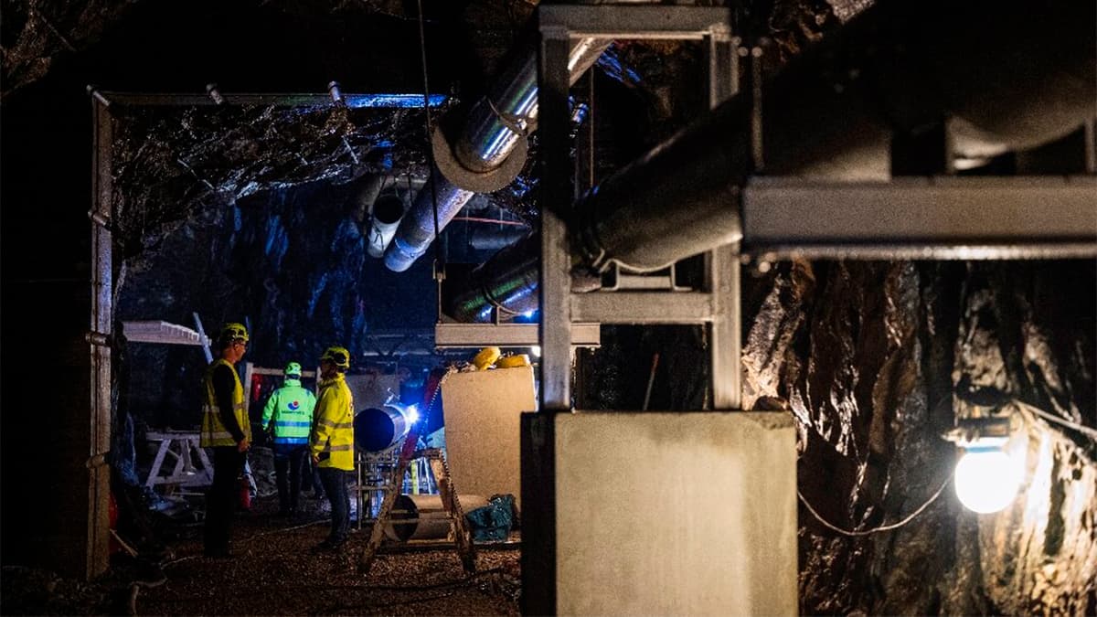 Parte de dentro de caverna que vai virar gerador de energia na Suécia