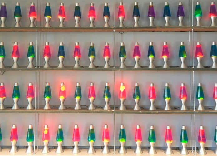 Parede com lâmpadas de lava na Cloudflare, empresa de criptografia