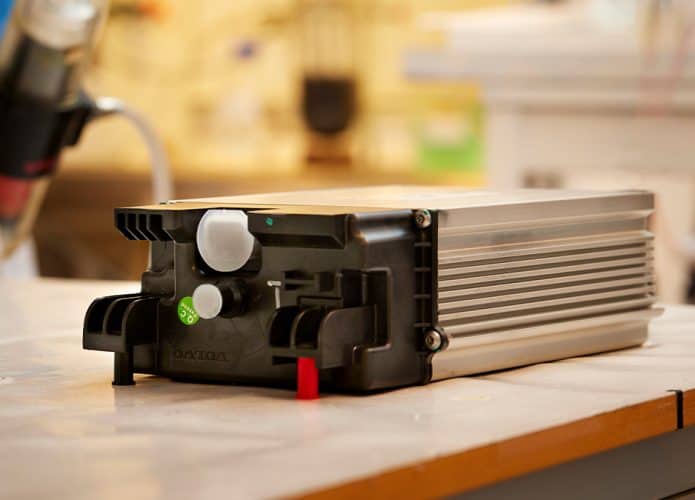 Bateria de carro elétrico em laboratório para ser reciclada