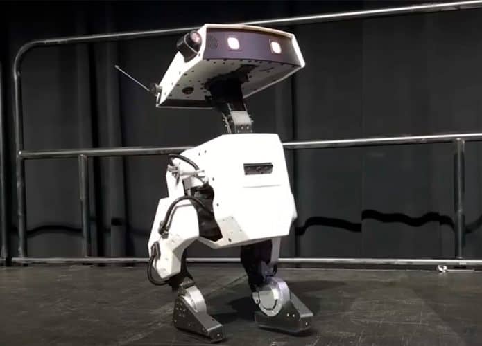 Novo robozinho da Disney olhando para cima