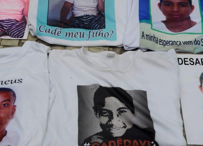 Camisetas com fotos de desaparecidos nas estampas