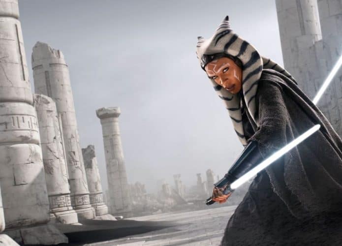 Cena de Ahsoka com espadas