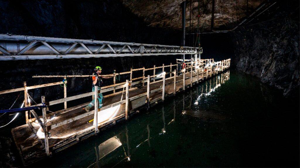 Parte de dentro de caverna que vai virar gerador de energia na Suécia