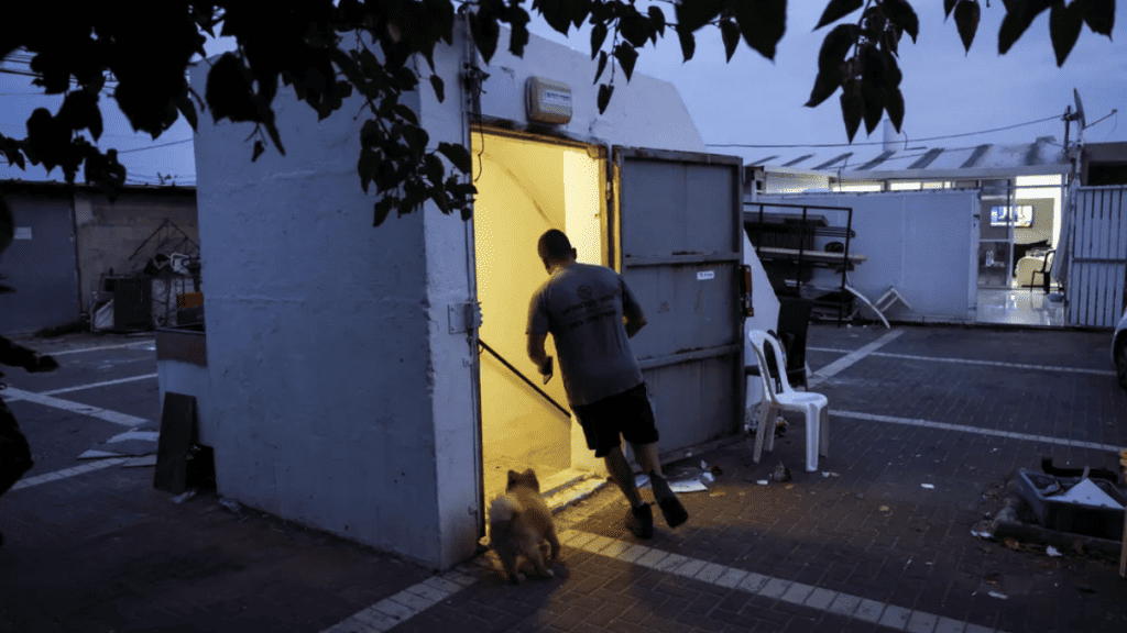 Homem corre para bunker em Ashkelon, em Israel