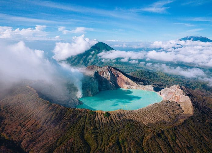 Kawah-Ijen-Crater-Lake-695x500