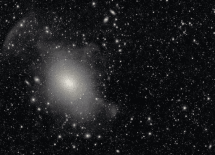 Galáxia NGC 3923 no canto esquerdo da imagem (Crédito: DESI Legacy Imaging Surveys/LBNL/DOE & KPNO/CTIO/NOIRLab/NSF/AURA)