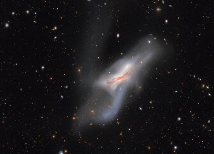 A NGC 520 é uma das galáxias mais brilhantes do novo atlas