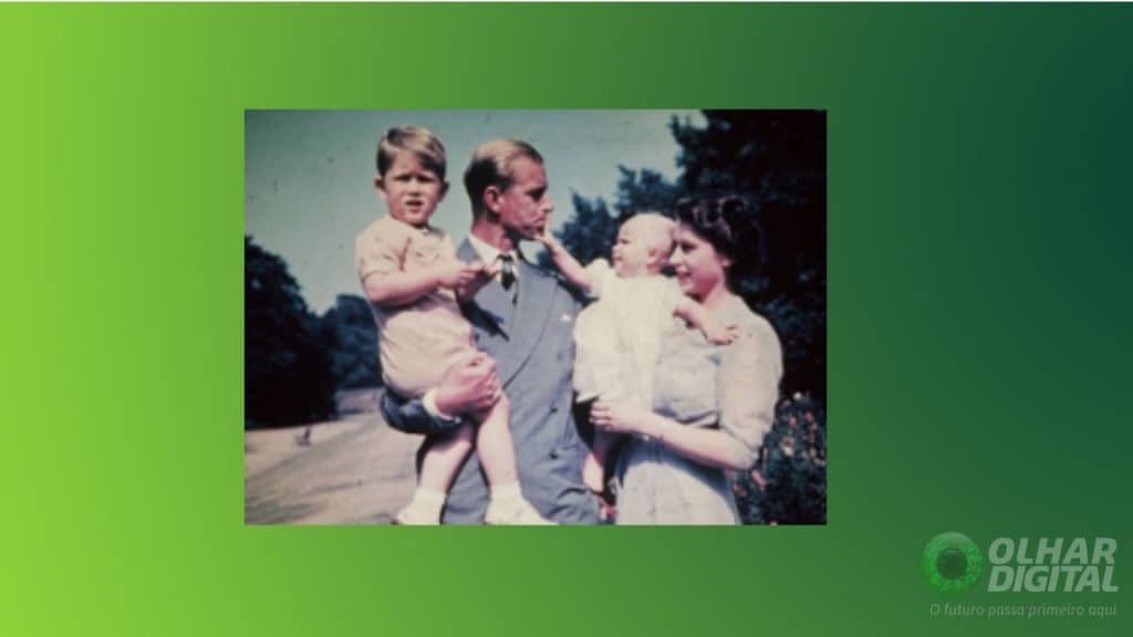 Philip e Elizabeth ll com os filhos Charlles e Anne, ainda pequenos.