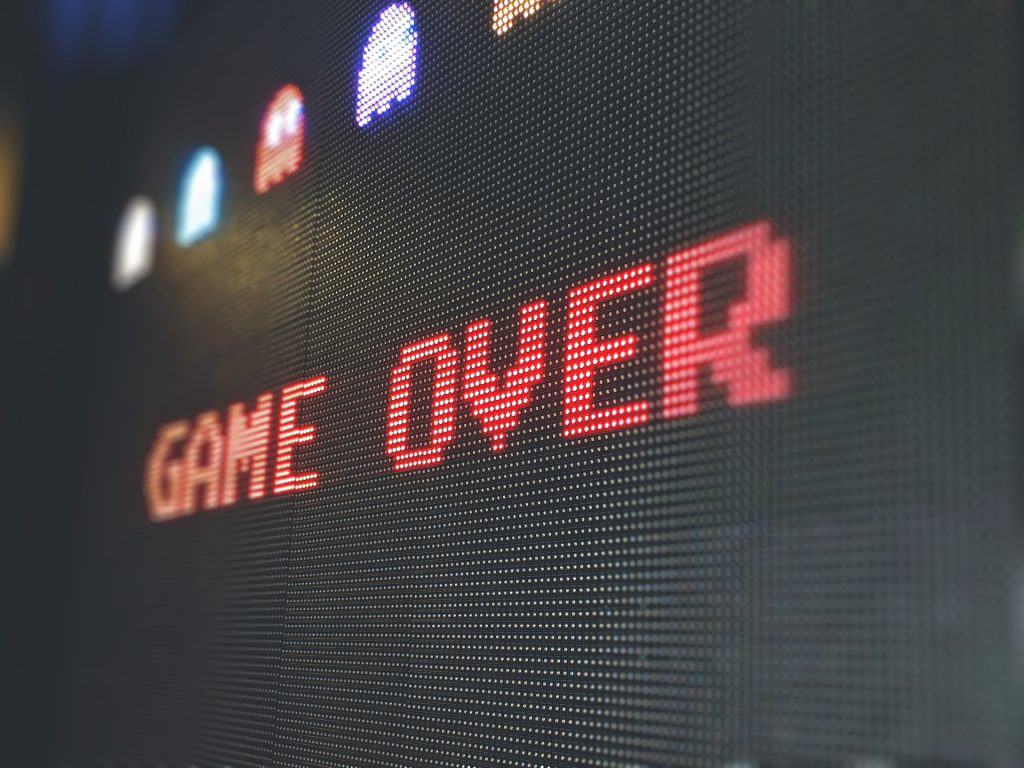 Pixels na tela de Game Over via Sigmund/Unsplash