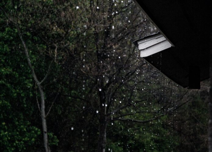 Chuva caindo no telhado via Anna Atkins/Unsplash