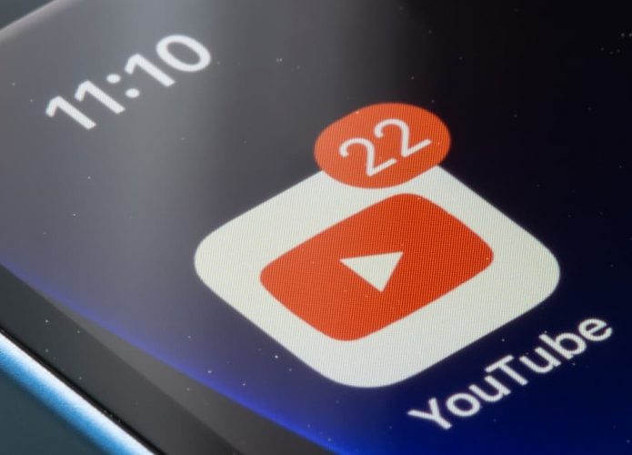 Ícone do aplicativo do YouTube na tela inicial de um iPhone