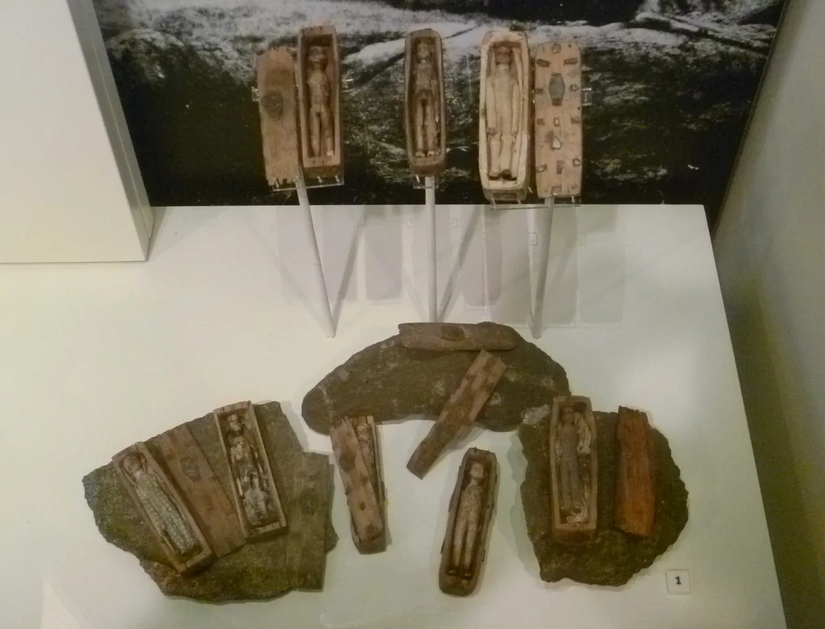 Os caixões de madeira minúsculos foram encontrados em 1836, por um grupo de jovens caçadores de coelhos