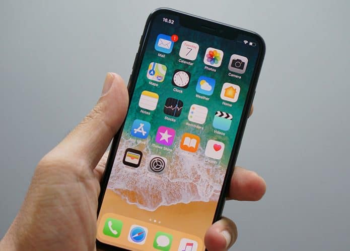 Imagem mostrando um iPhone na mão