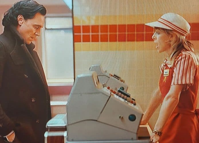 Imagem mostrando o Loki encontrando a Sylvie em uma linha temporal
