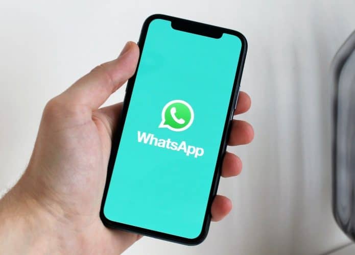 Imagem mostrando o logo do WhatsApp em uma tela de celular