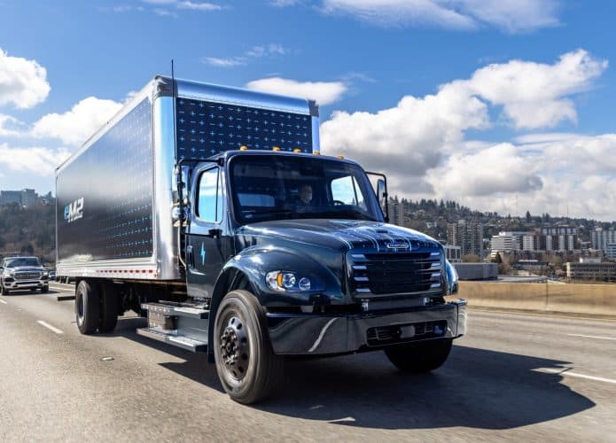 Daimler inicia produção do eM2, o caminhão elétrico com até 400 km de autonomia
