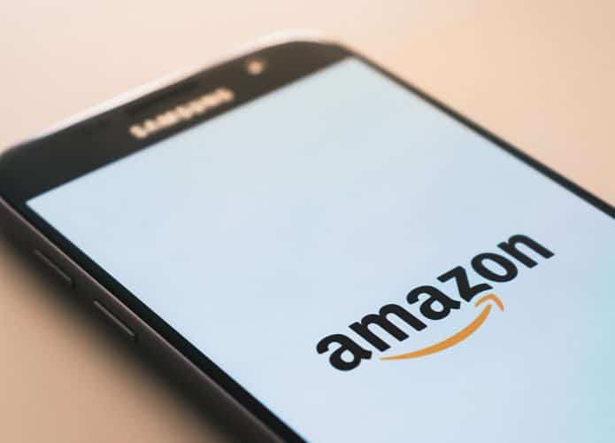 Celular com logotipo da Amazon