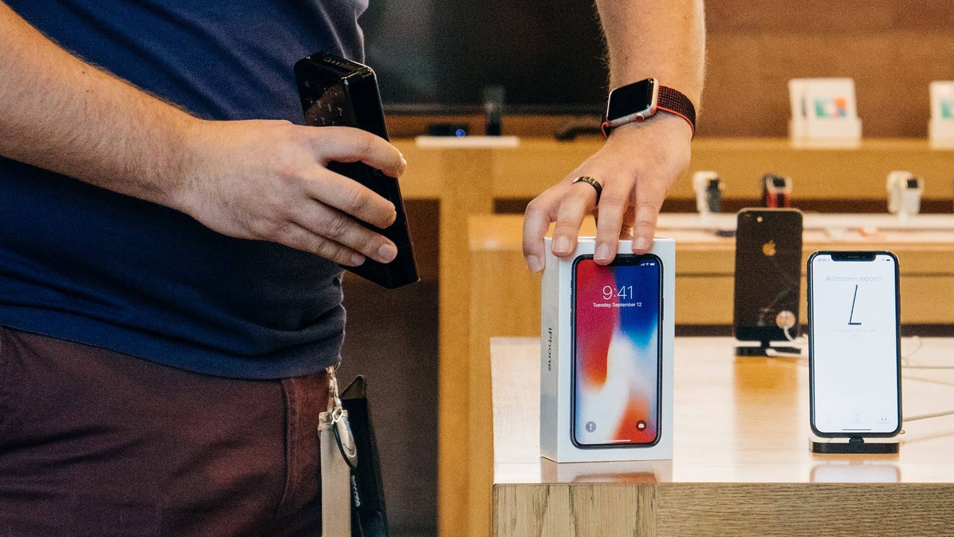 Caixa do iPhone em uma loja (Imagem: Hadrian/Shutterstock)