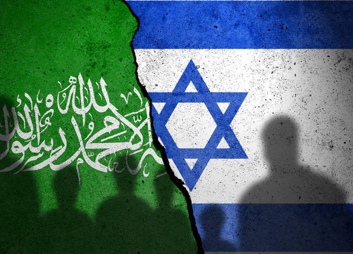 Ilustração de bandeiras do grupo terrorista Hamas e de Israel com silhuetas de pessoas na frente