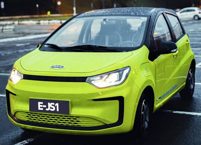 JAC E-JS1 carro verde/amarelo eletrificado estacionado