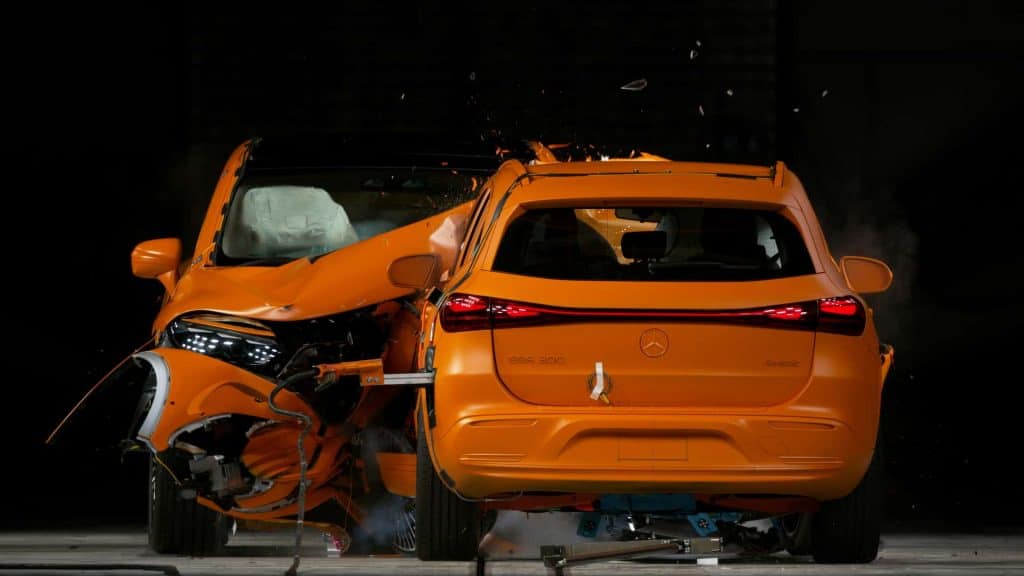 A Mercedes-Benz afirma que conduziu o primeiro teste de colisão do mundo entre dois carros totalmente elétricos.