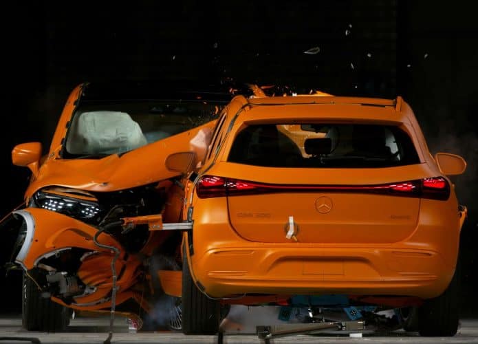 A Mercedes-Benz afirma que conduziu o primeiro teste de colisão do mundo entre dois carros totalmente elétricos.
