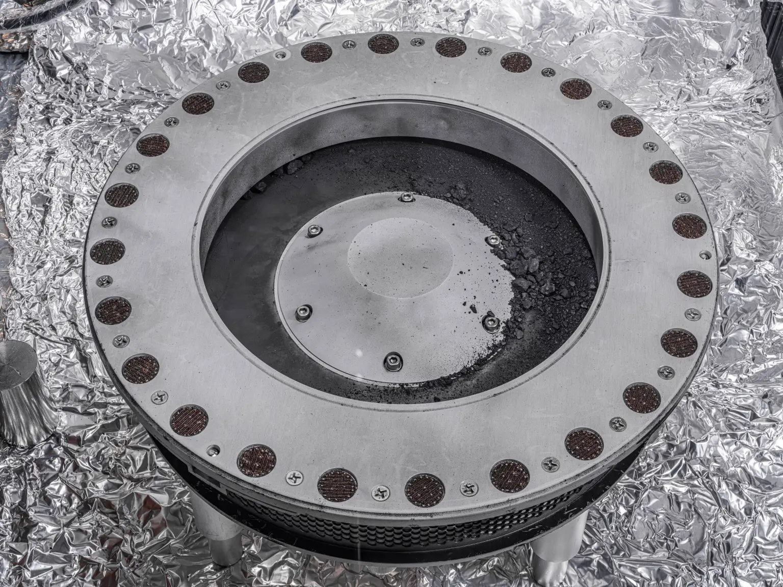 Cientistas encontraram evidências de carbono e água na análise inicial das amostras do asteroide Bennu, vistas acima na cápsula de coleta da sonda OSIRIS-REx, da NASA. 