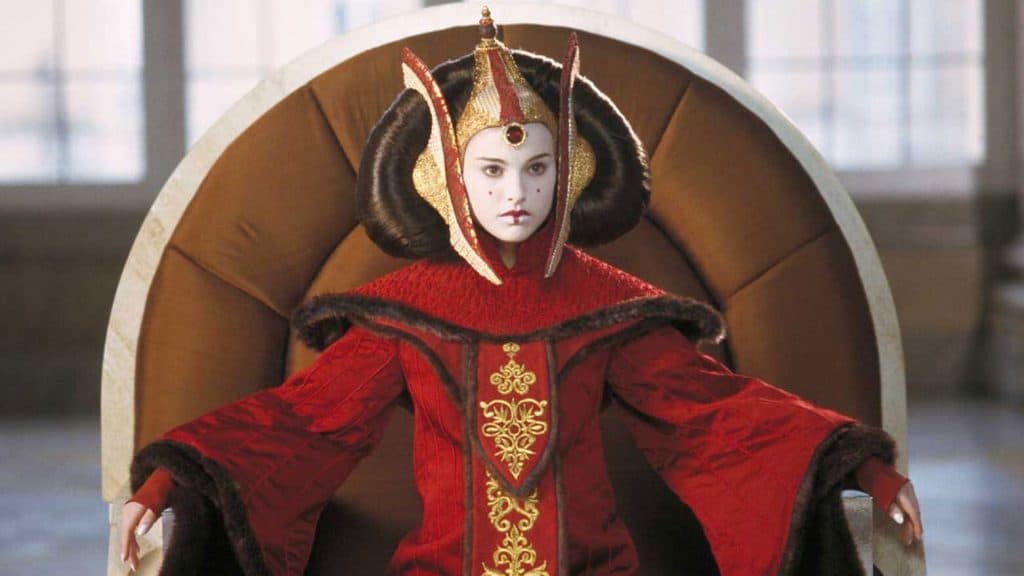 A atriz Natalie Portman em cena como Padmé Amidala, no filme Star Wars