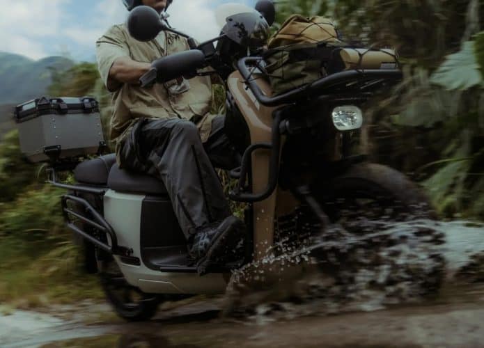 Nova scooter elétrica da Gogoro dispensa corrente e vem com bateria removível