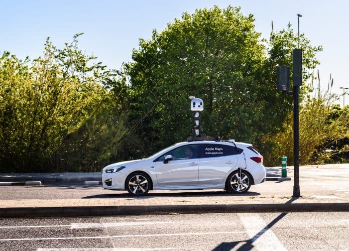 Carro da Apple capturando imagens para o Apple Maps (Imagem: Joaquin Corbalan P/Shutterstock)