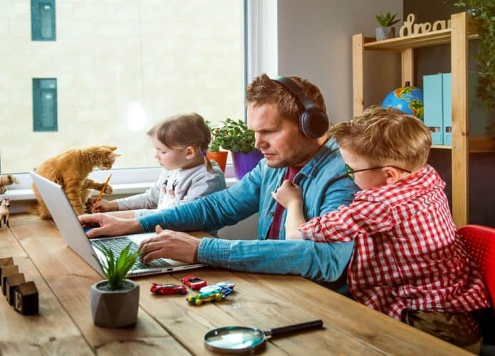 Pai com crianças no home office